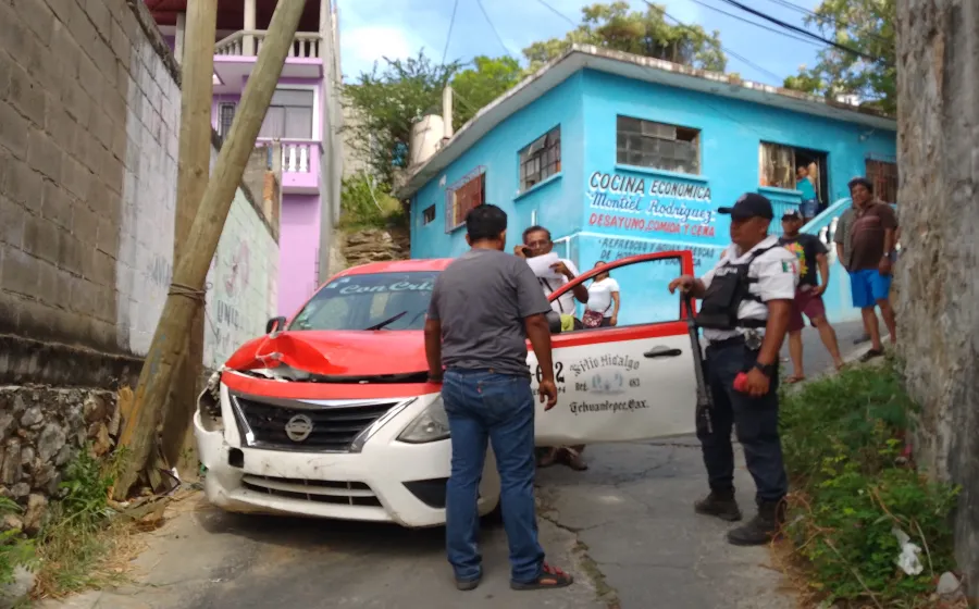 El taxista resultó con lesiones menores, quien fue atendido por paramédicos de la Cruz Roja en el lugar del accidente.