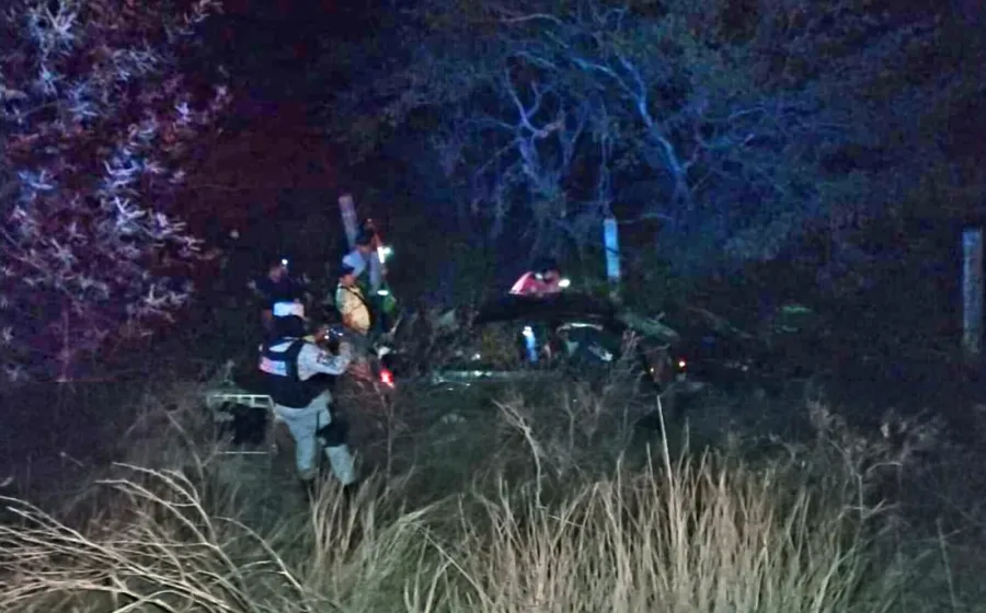 Automóvil se redujo a cenizas en el Istmo de Oaxaca