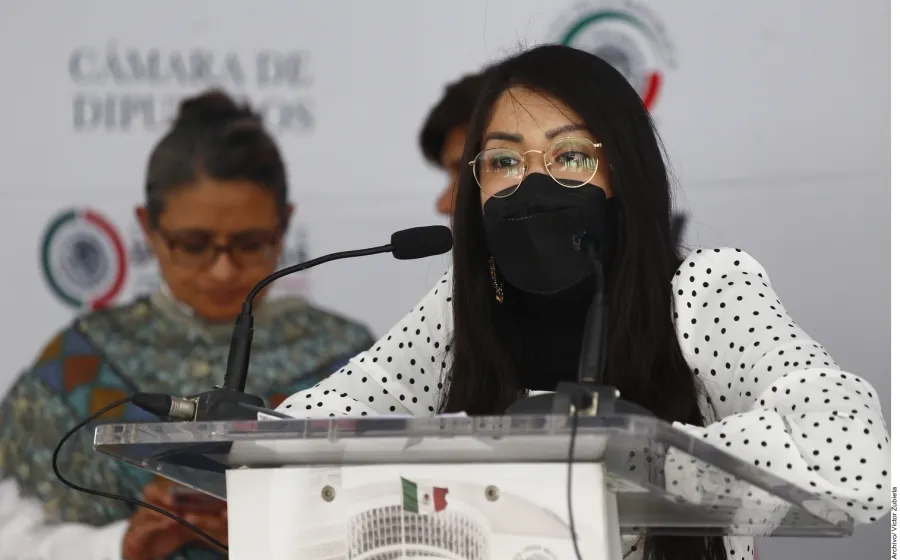 María Elena Ríos en conferencia de prensa