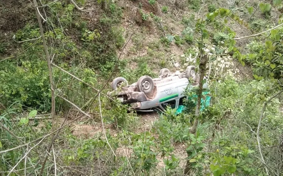 volcadura_camioneta_pasajera