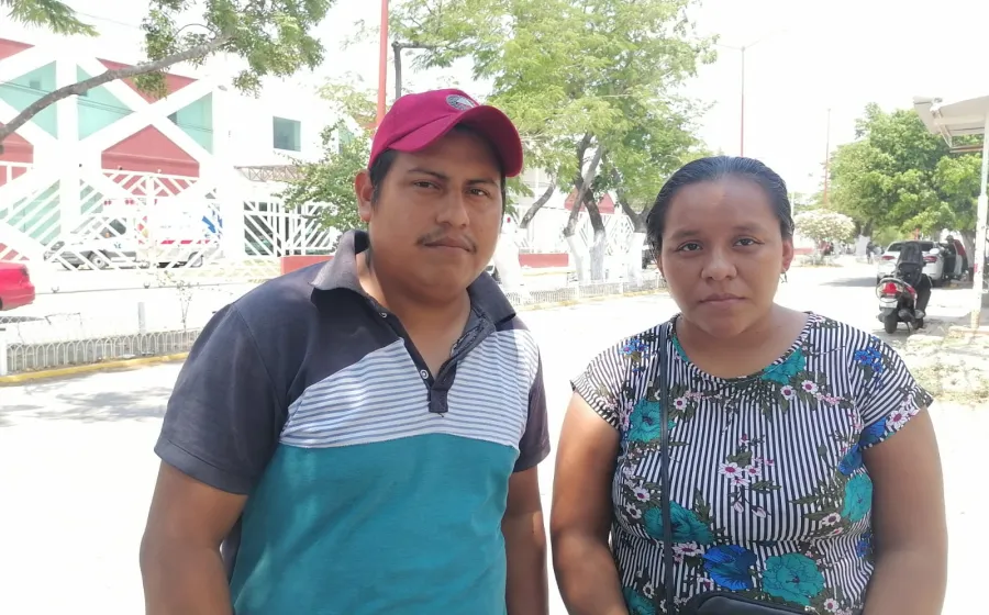 familia_ayuda_bebe