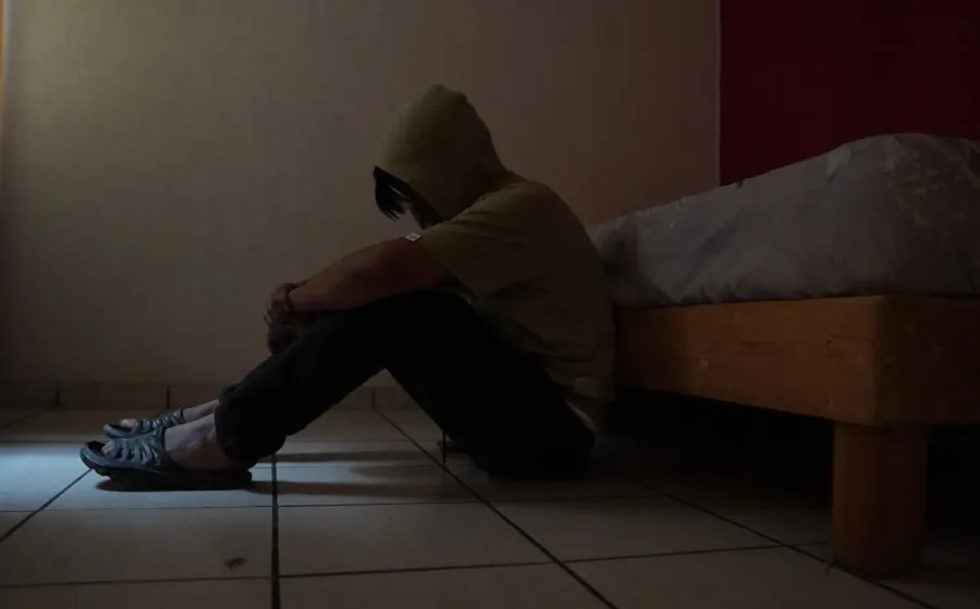 joven_sentado