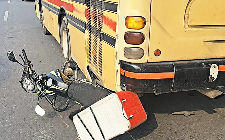 moto_debajo_de_camion