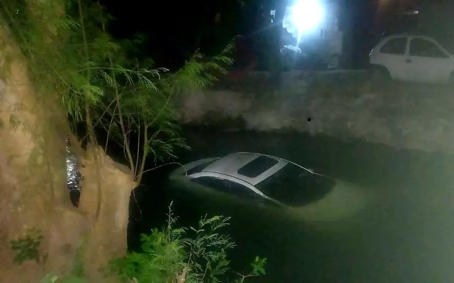 auto_en_agua