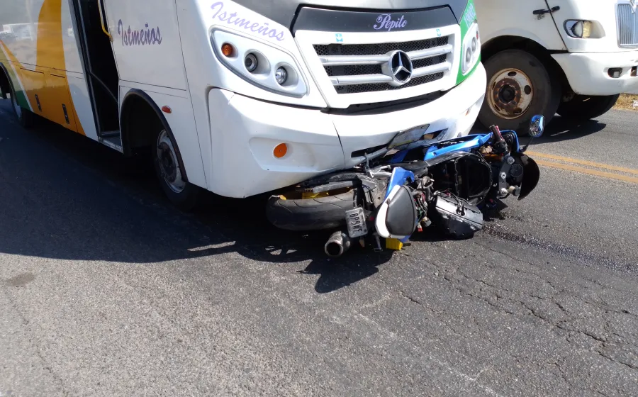 moto_debajo_de_autobus