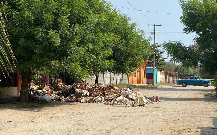 Inconformes aseguran que la comunidad de Reforma de Pineda se encuentra sin servicios.