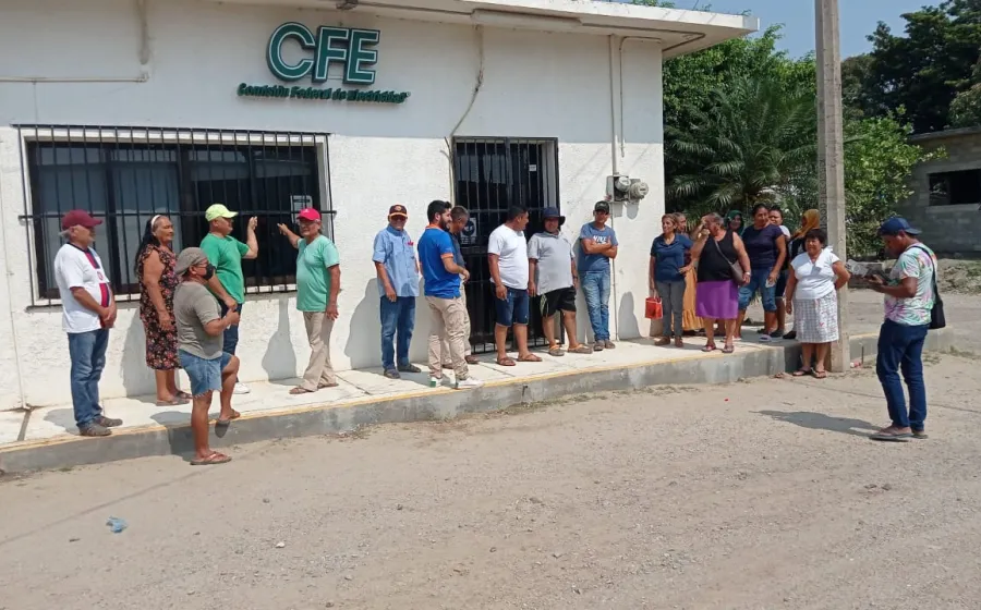 Manifestantes de Chicapa de Castro dejaron la oficina de la empresa productiva sin energía eléctrica. FOTO: Cortesía. 