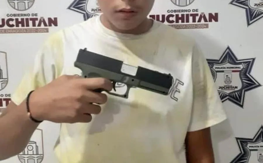 El menor Londer Yael tenía en su poder una réplica de arma de fuego.
