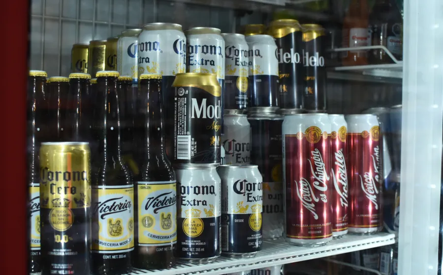 Vecinos de los puntos de venta de cervezas se quejan por el ruido y los desfiguros de los bebedores.