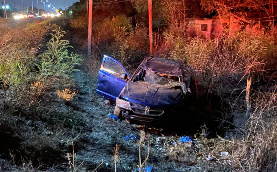 La camioneta cayó a un desnivel de aproximadamente cinco metros de profundidad.
