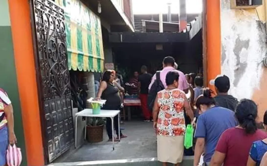 Todos los domingos, la señora Migdalia prepara y expende desayunos en su domicilio.