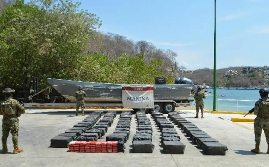 Elementos de la Marina con las dos toneladas de cocaína aseguradas en costas de Oaxaca. 