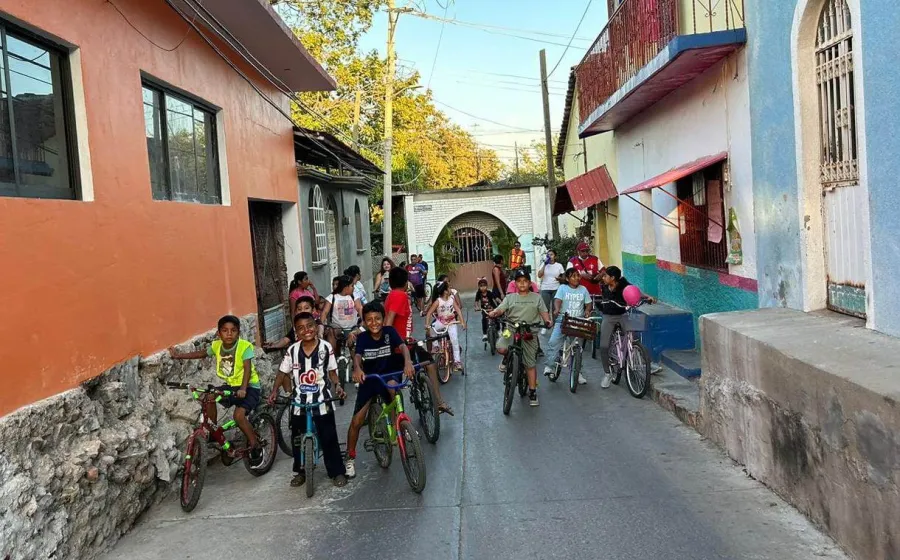 Artista visual de Tehuantepec promueve el uso de la bicicleta. 