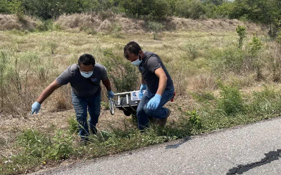 Finalmente el cadáver fue retirado del lugar por personal de conocida funeraria.