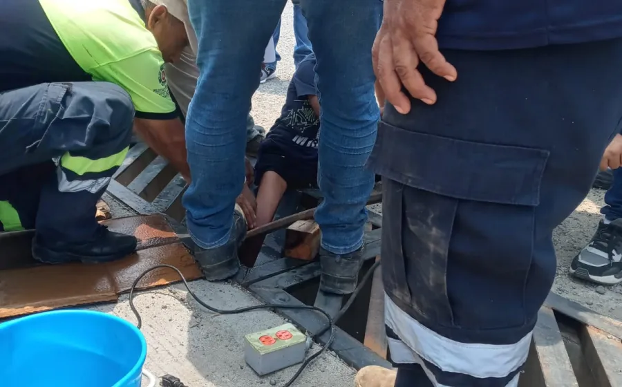 'Después del niño ahogado', personal de Bodega Aurrera tapa el pozo.