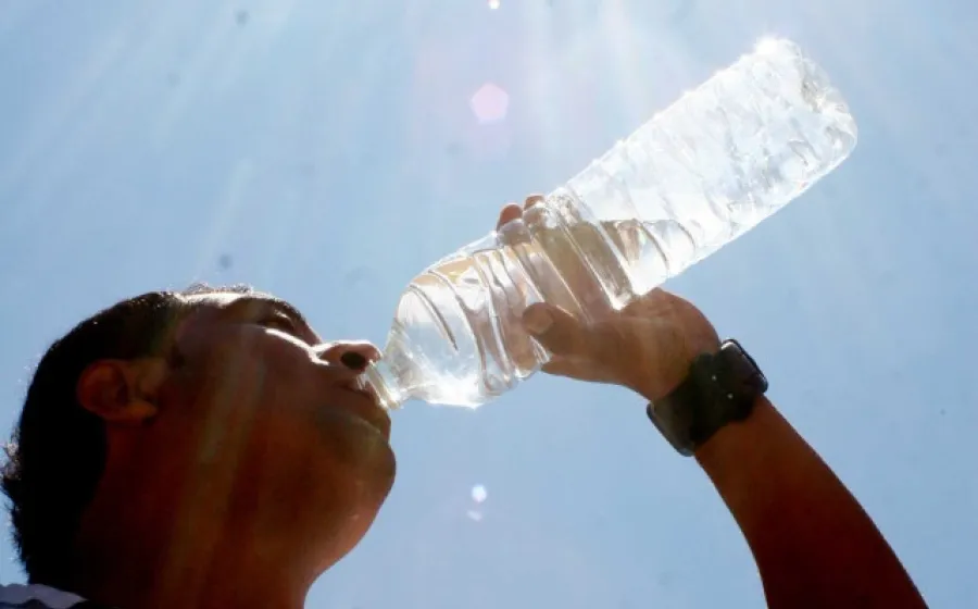 Es importante consumir agua, aunque no se tenga sed. 