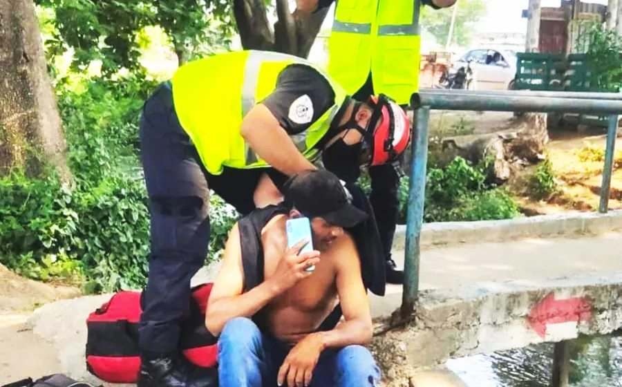 Tras recibir la atención prehospitalaria de los bomberos, el lesionado fue llevado al hospital.