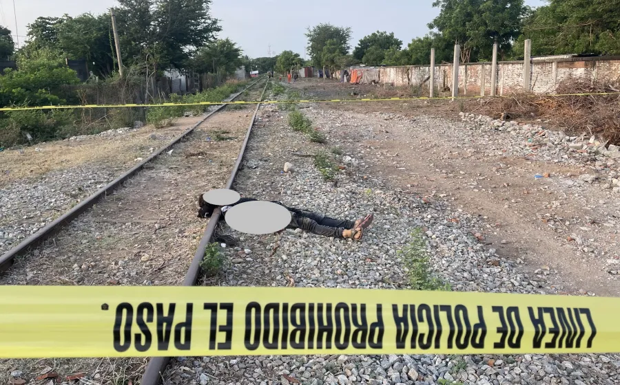 El cuerpo del infortunado quedó sobre los rieles de las vías del tren.