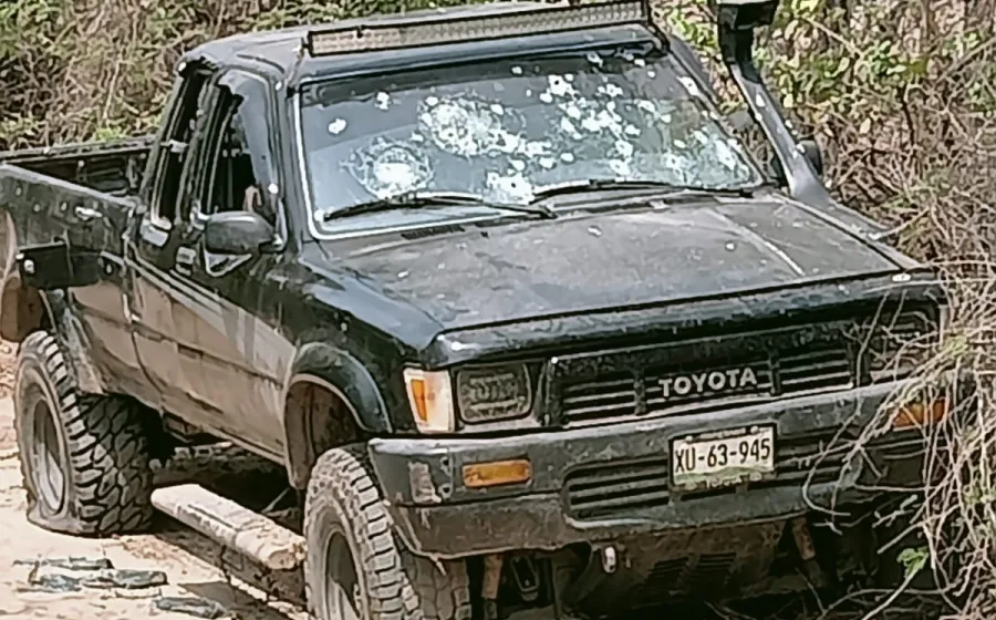 Los sujetos atacados viajaban en una camioneta negra. 