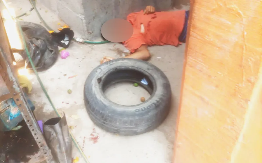 El cuerpo sin vida del talachero quedó tendido a un costado de un lavadero y una llanta en medio de un charco de sangre.