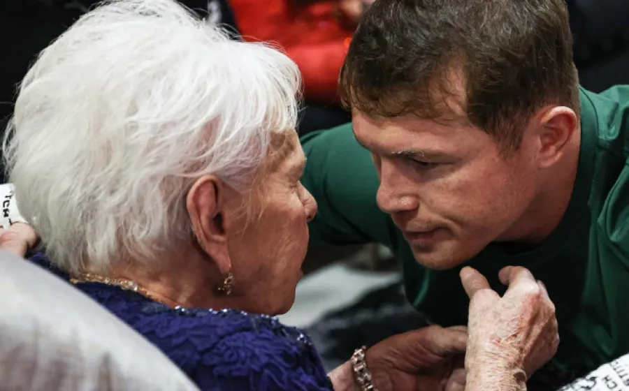 'Canelo' Álvarez agradeció poder contar con su abuelita. Foto: Redes Sociales