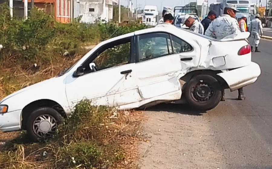 Uno de los vehículos estuvo a punto de volcar.