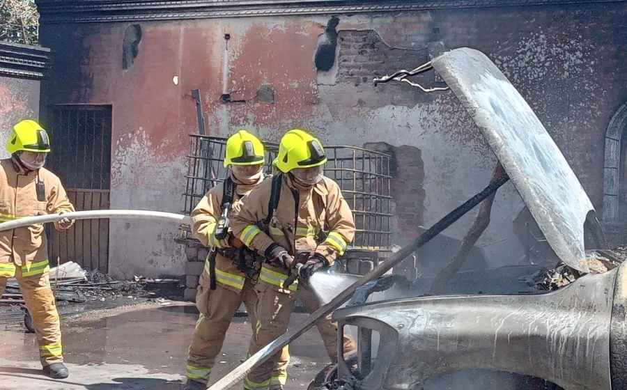 bomberos_apagando_incendio