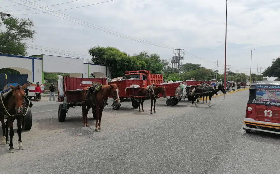 Líder explica los acuerdos entre grupos para utilizar tiradero. Foto: Cortesía. 