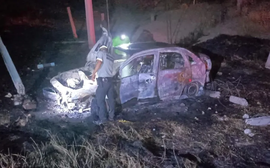 El automóvil terminó totalmente calcinado.