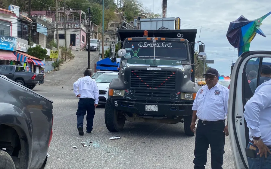 El encontronazo se registró entre el camión volteo y la camioneta.
