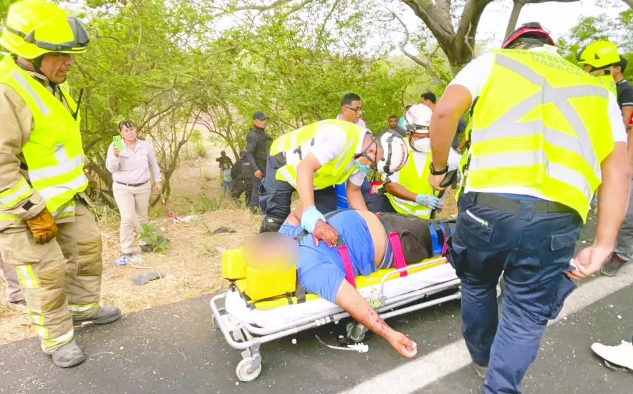  Paramédicos trasladaron a los lesionados al hospital, un matrimonio y su menor hija, quienes viajaban en la camioneta Hyundai.
