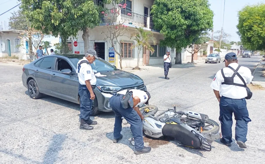El conductor del auto fue detenido y el motociclista fue llevado al hospital con severas lesiones.