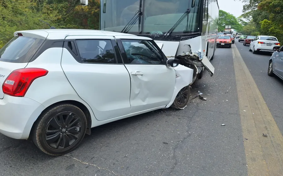 El aparatoso accidente se registró a la altura del Puente Pimentel.