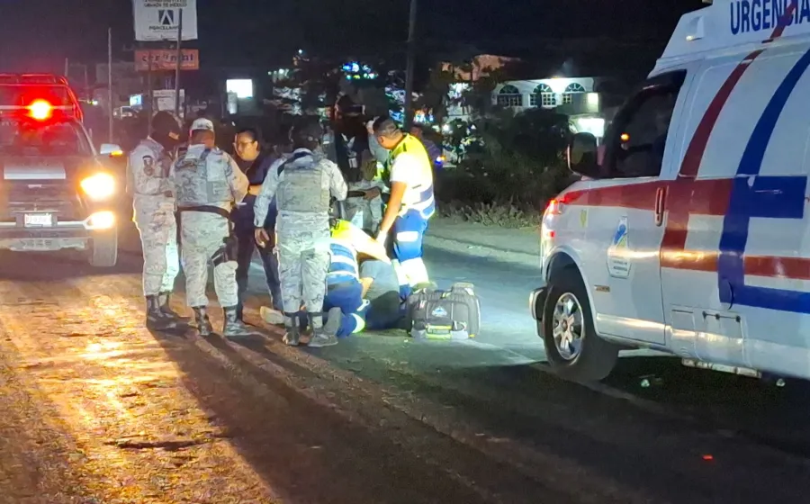 El motociclista lesionado recibió atención prehospitalaria de paramédicos de la CNE.