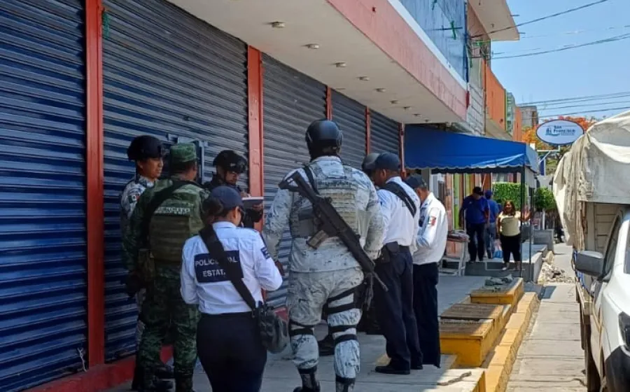 Trabajadores de una ferretería se percataron del olor y lo reportaron a su jefe, quien dio aviso a la policía.