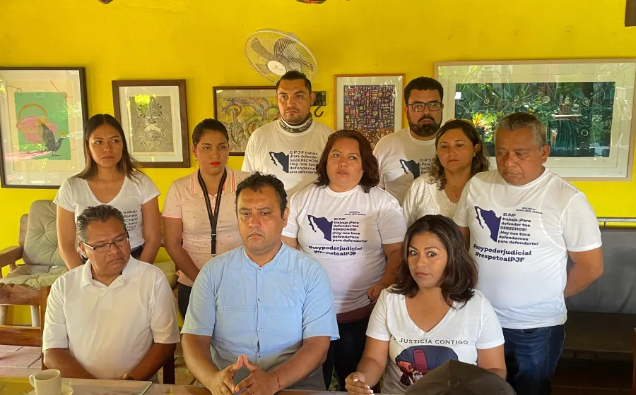 Trabajadores del PJF de Salina Cruz fijaron postura en torno a la reforma al Poder Judicial que se discute en el Congreso de la Unión.