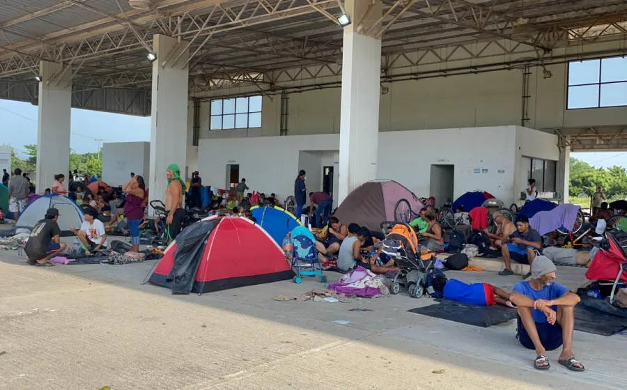 Su estancia podría prolongarse debido a las enfermedades que enfrentan y la falta de recursos para continuar avanzando.