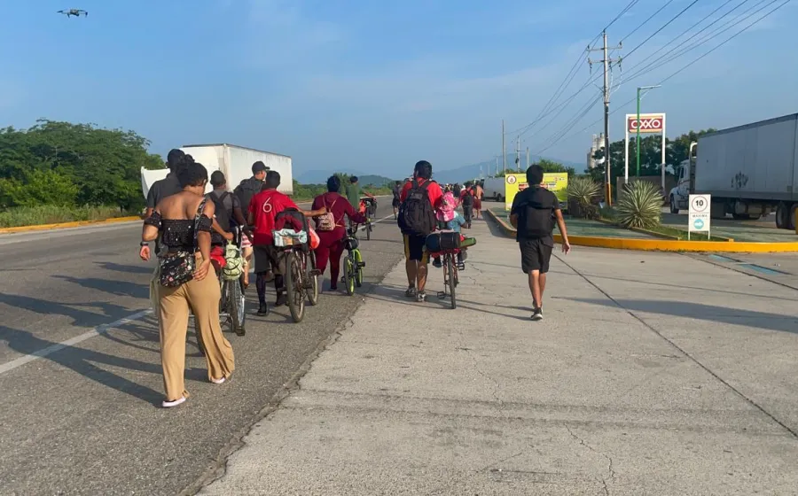 Hombre, mujeres y niños son parte de este grupo que ansía llegar a Estados Unidos.