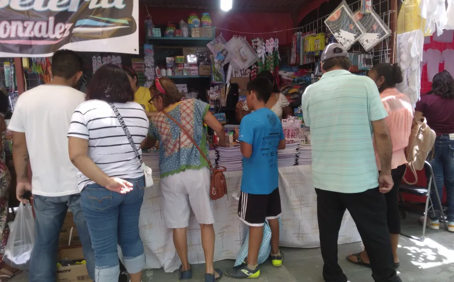 Los tianguis instalados prácticamente ofrecen los mismos precios que los comercios tradicionales.