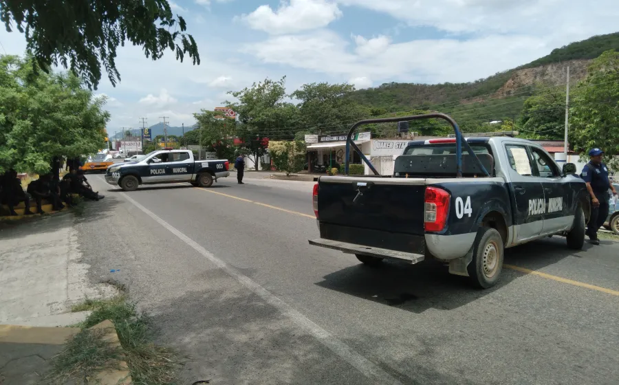 La policía municipal acudió a un llamado, pero los elementos fueron retenidos. 