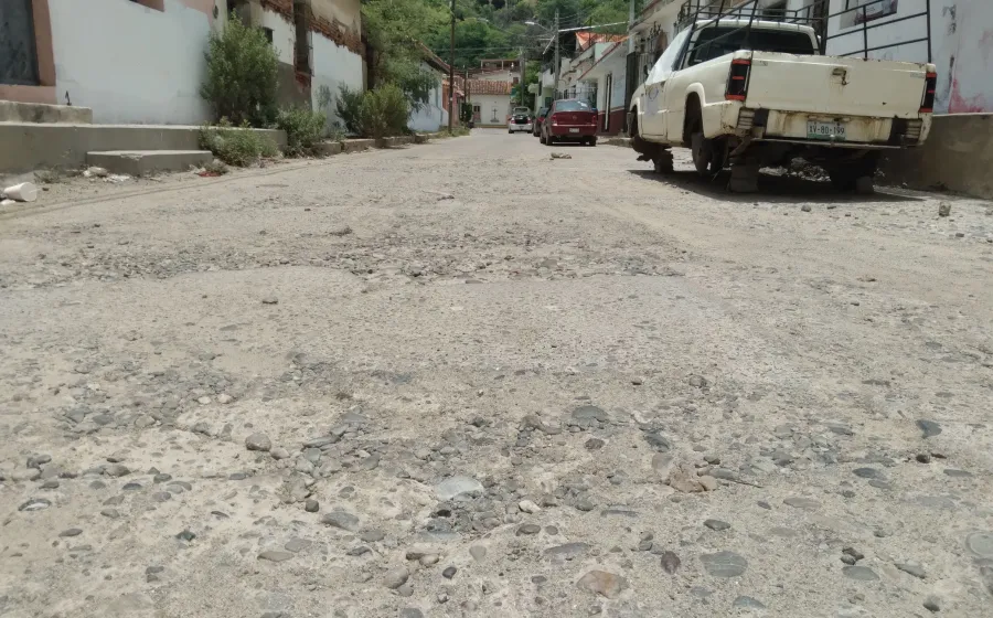 En la temporada de lluvia se hacen arroyos y charcos que dificultan el paso. 