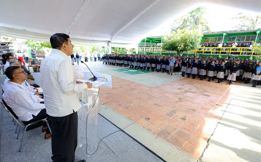 Salomón Jara Cruz reconoció la labor de madres, padres y profesorado por su participación en los procesos educativos y sociales. Foto: Cortesía.