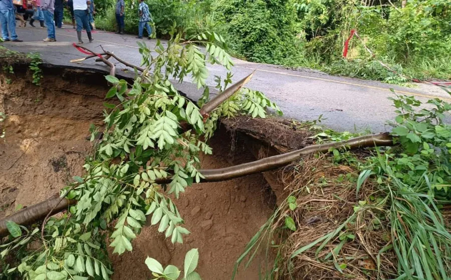 Las lluvias provocaron un enorme socavón en el tramo carretero La Mixtequita - María Lombardo. Foto: Cortesía.