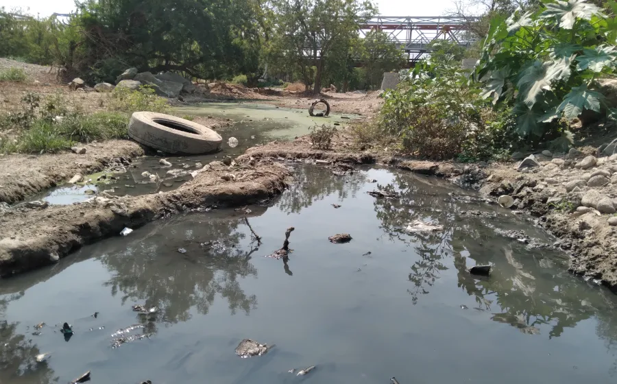 Las obras inconclusas del drenaje sanitario han empeorado la situación del afluente.