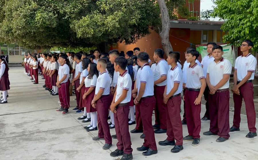 Este lunes se abrieron más de mil escuelas del nivel básico en los 46 municipios que conforman la región.