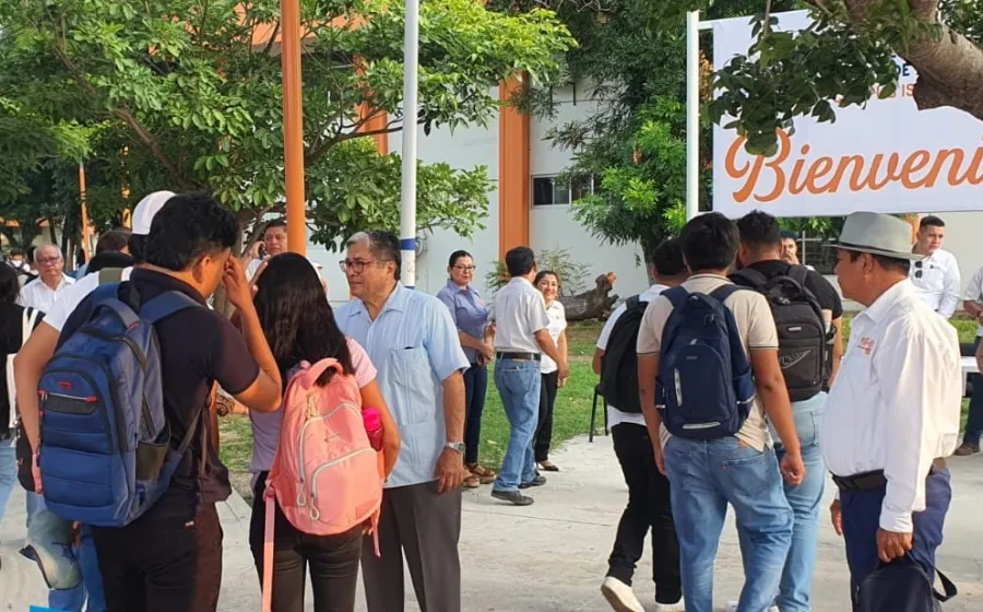 La plantilla laboral está integrada por 307 docentes. 