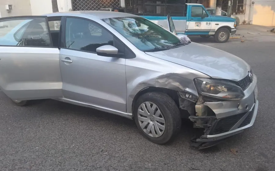 El automovilista tras ser picado por una abeja, se sintió mal y chocó contra un vehículo estacionado.