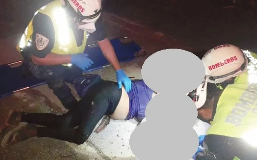 Paramédicos de Bomberos brindaron atención a la víctima, quien no ha sido identificada.