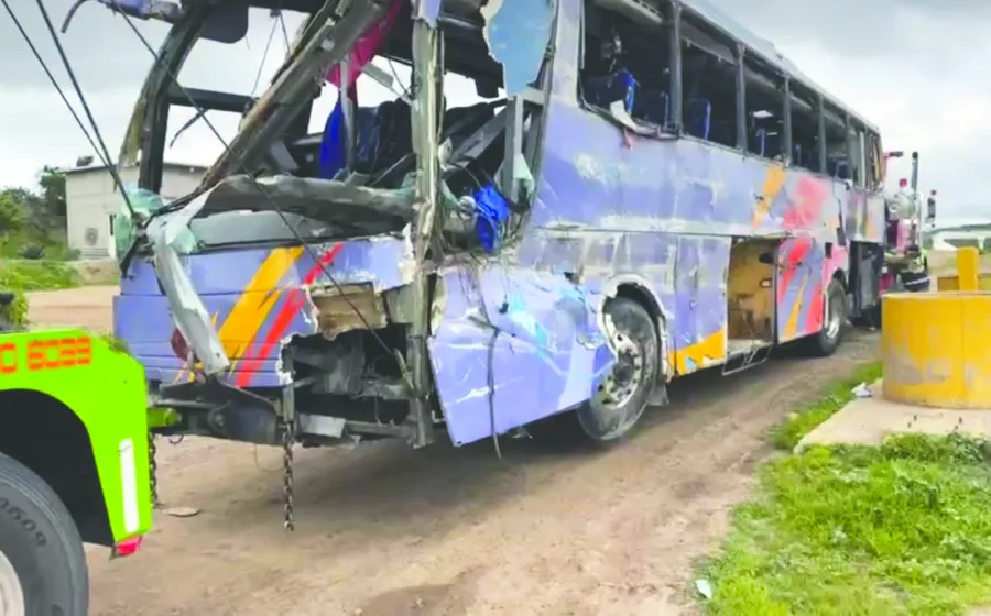 El autobús trasladaba alumnos de un internado y padres de familia; el chofer falleció en el lugar del accidente.