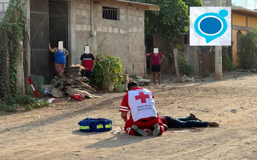 Paramédicos de la Cruz Roja trasladaron al joven lesionado al hospital, donde se debate entre la vida y la muerte.
